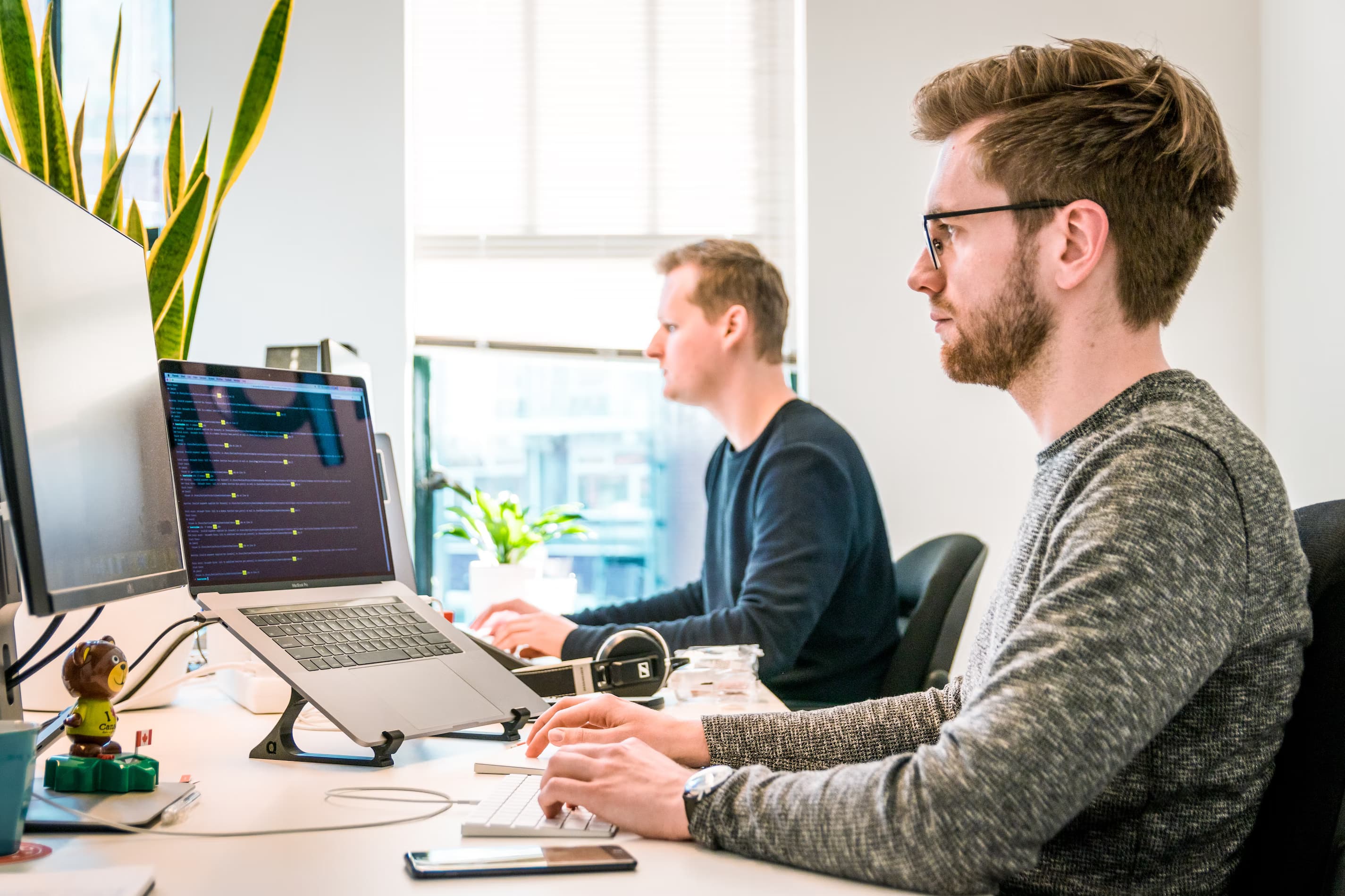 Deux professionnels du bâtiment utilisant ZOOMBAT au bureau